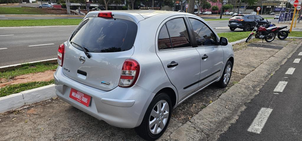 NISSAN March - Foto