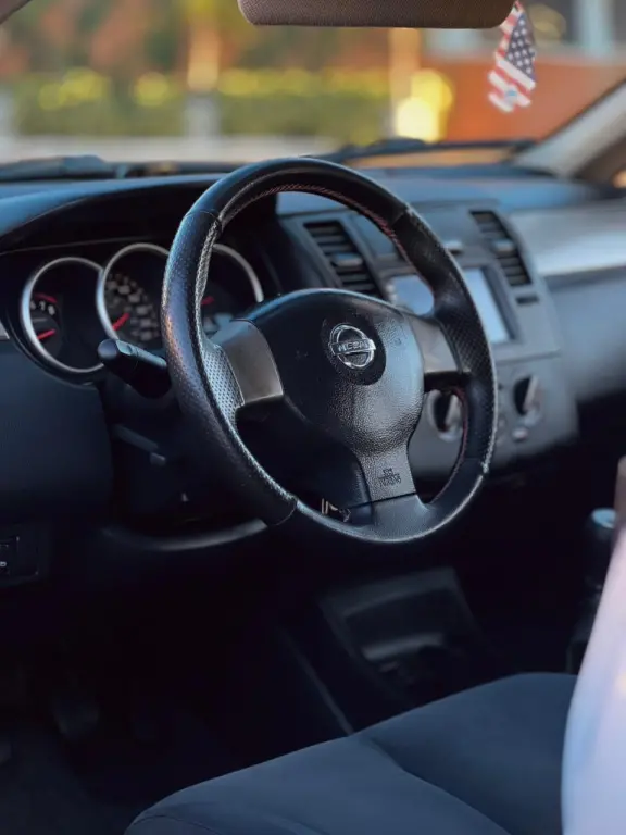 NISSAN Tiida Hatch - Foto