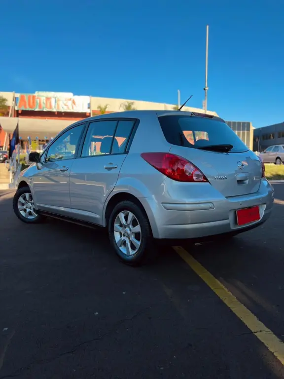 NISSAN Tiida Hatch - Foto