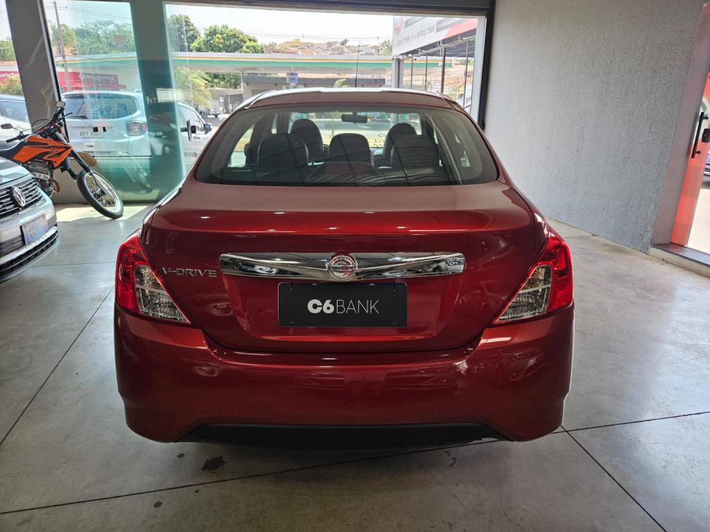 NISSAN Versa Sedan - Foto