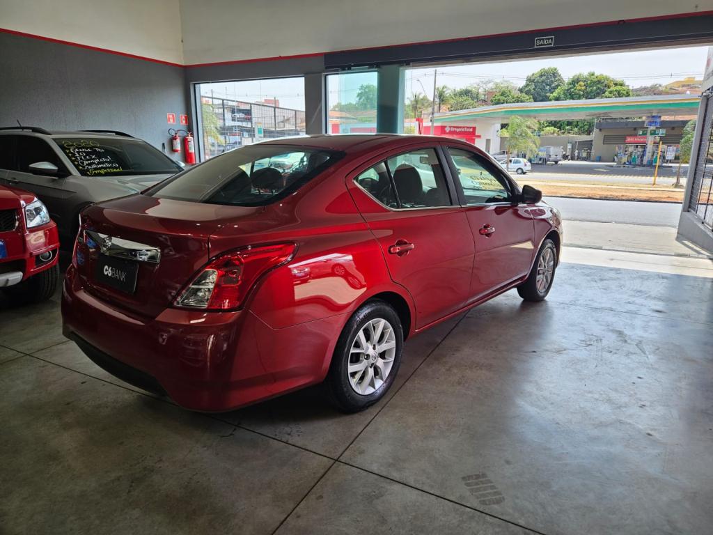 NISSAN Versa Sedan - Foto