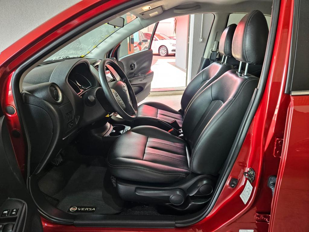 NISSAN Versa Sedan - Foto