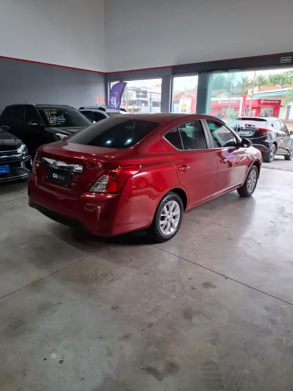 NISSAN Versa Sedan - Foto