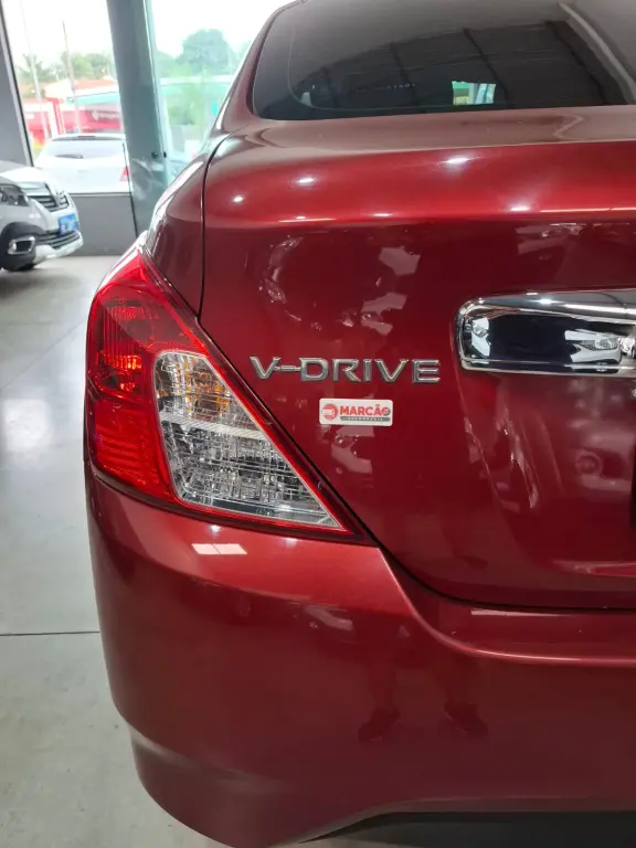 NISSAN Versa Sedan - Foto