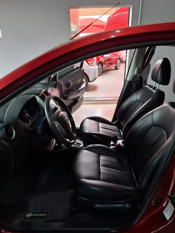 NISSAN Versa Sedan - Foto