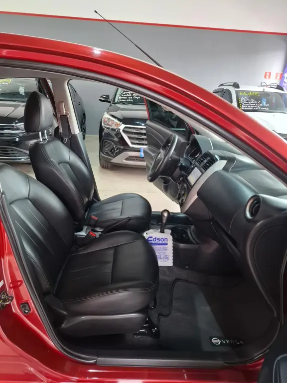 NISSAN Versa Sedan - Foto