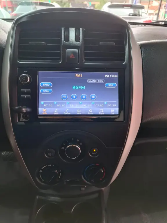 NISSAN Versa Sedan - Foto