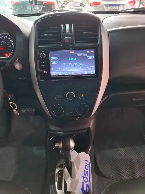 NISSAN Versa Sedan - Foto