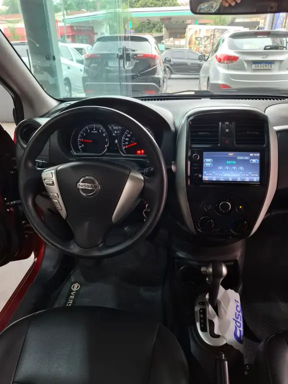 NISSAN Versa Sedan - Foto