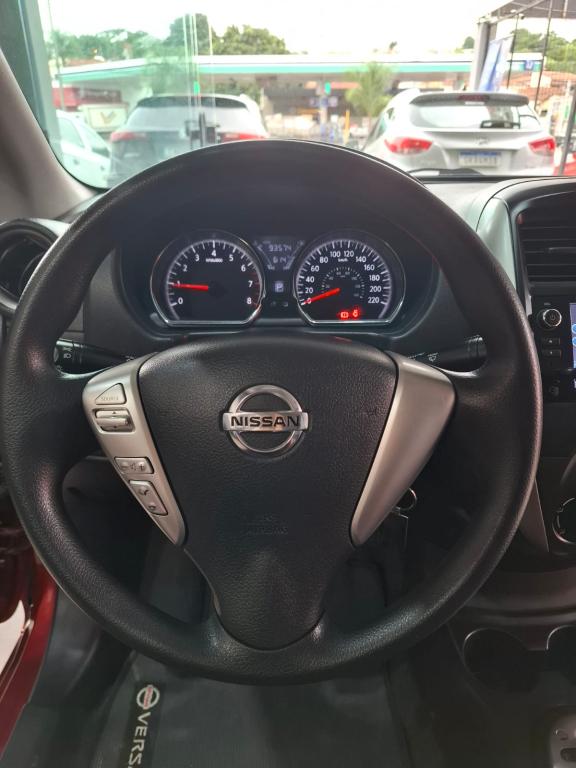 NISSAN Versa Sedan - Foto