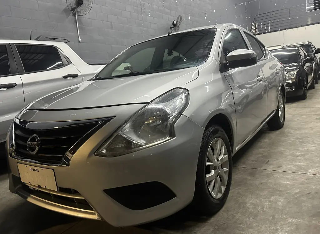 NISSAN Versa Sedan - Foto
