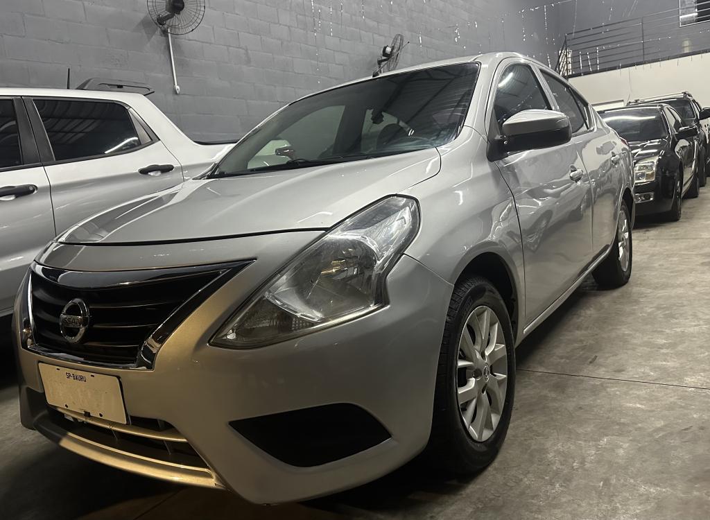 NISSAN Versa Sedan - Foto
