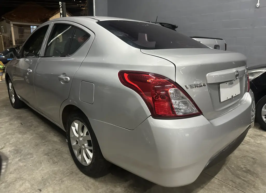 NISSAN Versa Sedan - Foto