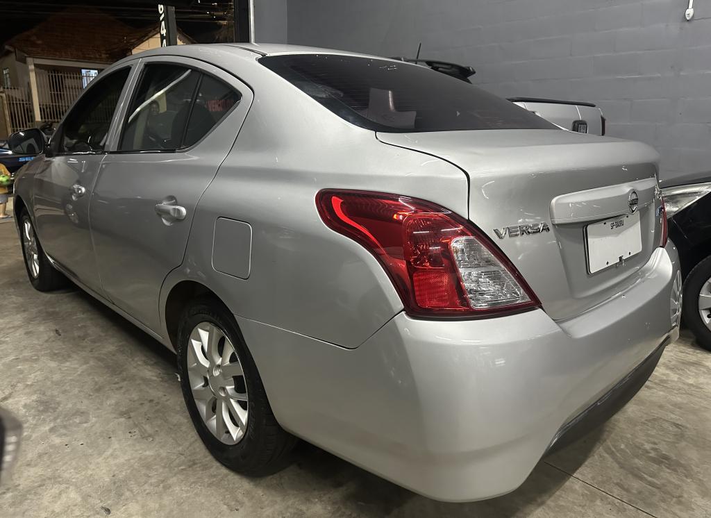 NISSAN Versa Sedan - Foto