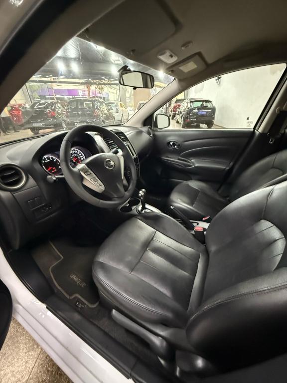 NISSAN Versa Sedan - Foto