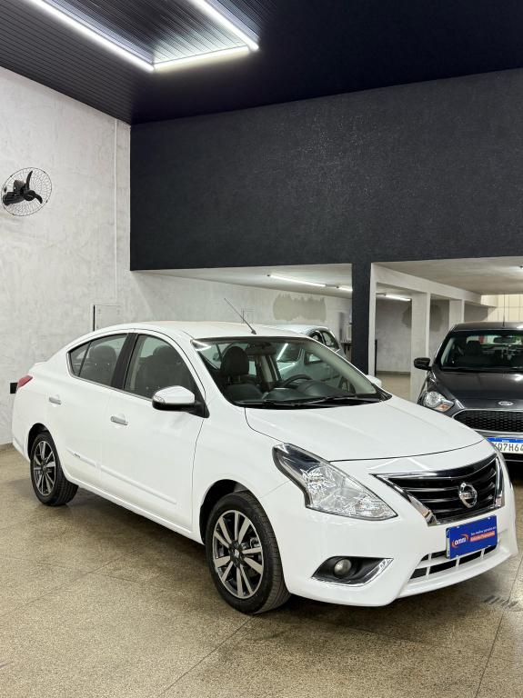 NISSAN Versa Sedan - Foto