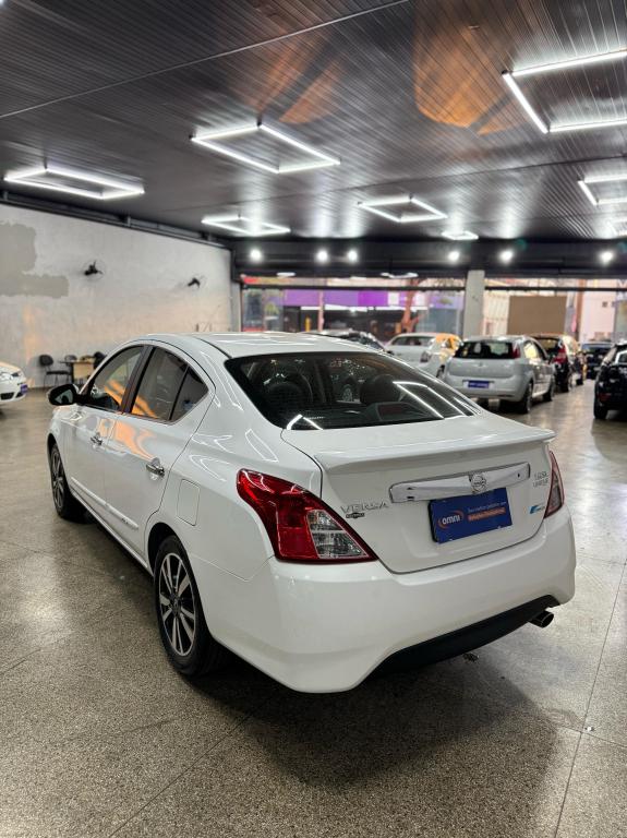 NISSAN Versa Sedan - Foto