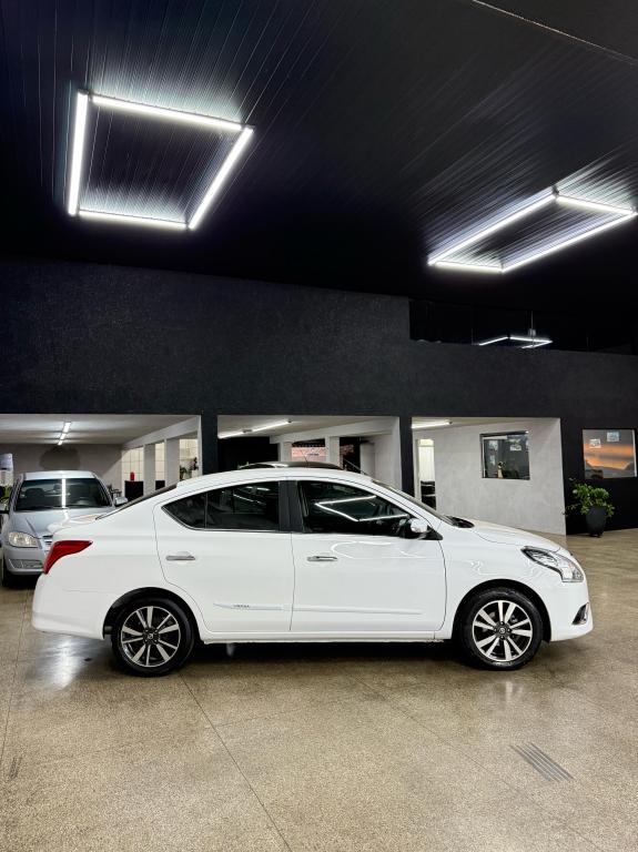 NISSAN Versa Sedan - Foto