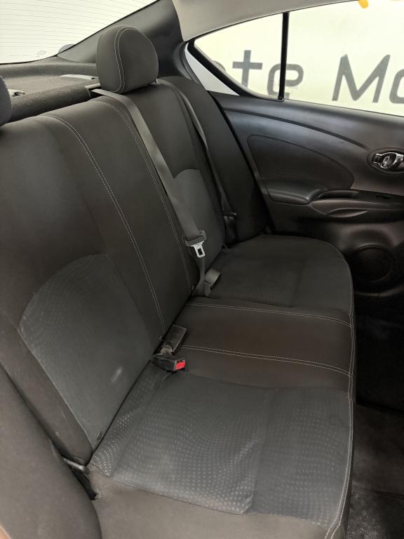 NISSAN Versa Sedan - Foto