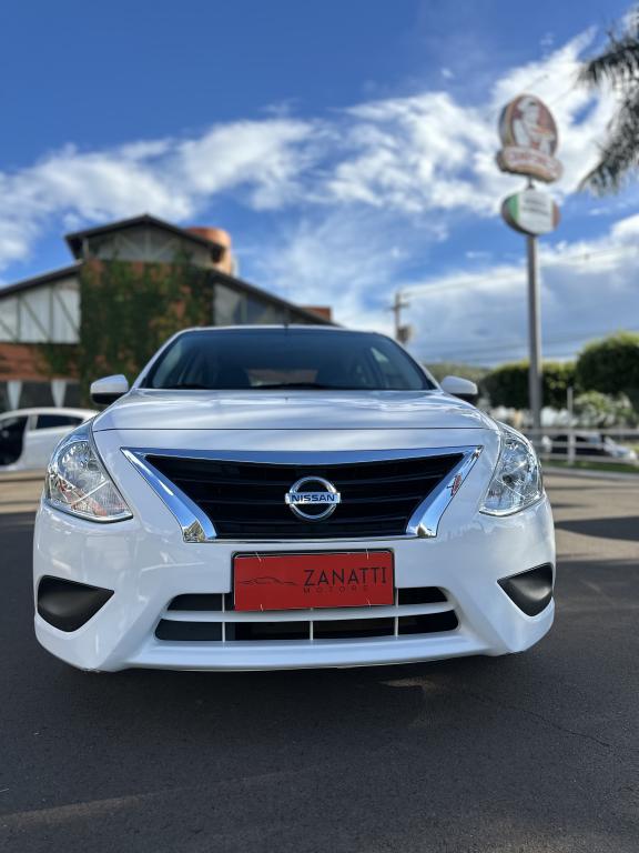 NISSAN Versa Sedan - Foto