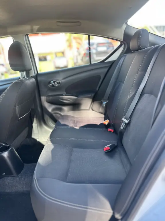 NISSAN Versa Sedan - Foto