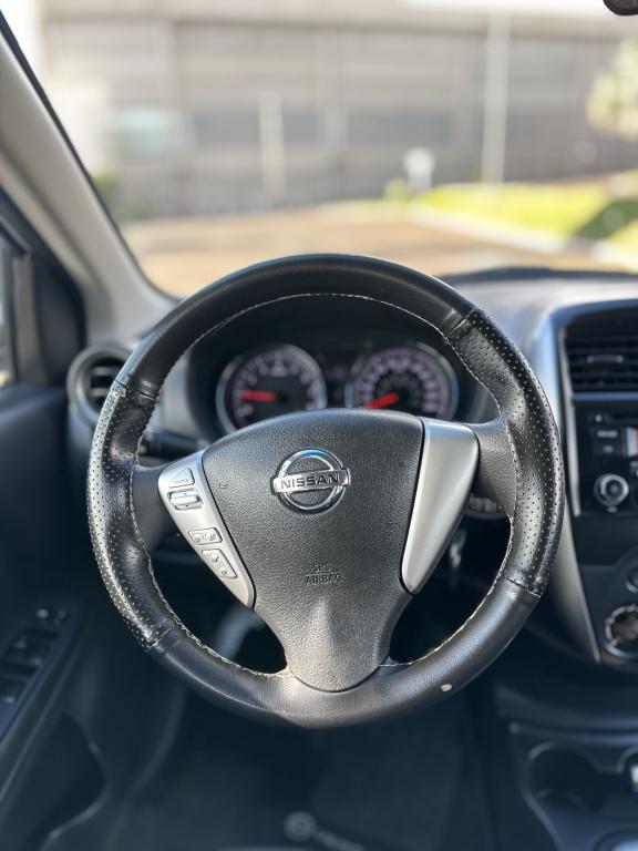 NISSAN Versa Sedan - Foto