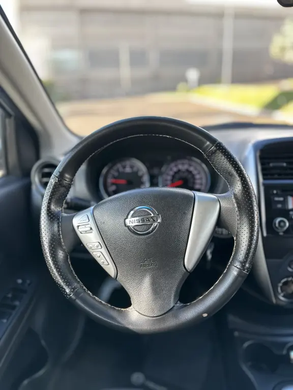 NISSAN Versa Sedan - Foto