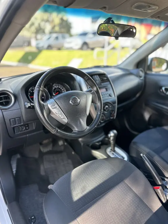 NISSAN Versa Sedan - Foto
