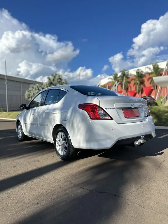 NISSAN Versa Sedan - Foto