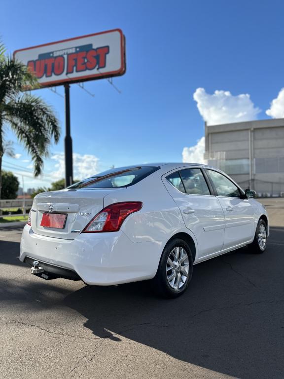 NISSAN Versa Sedan - Foto