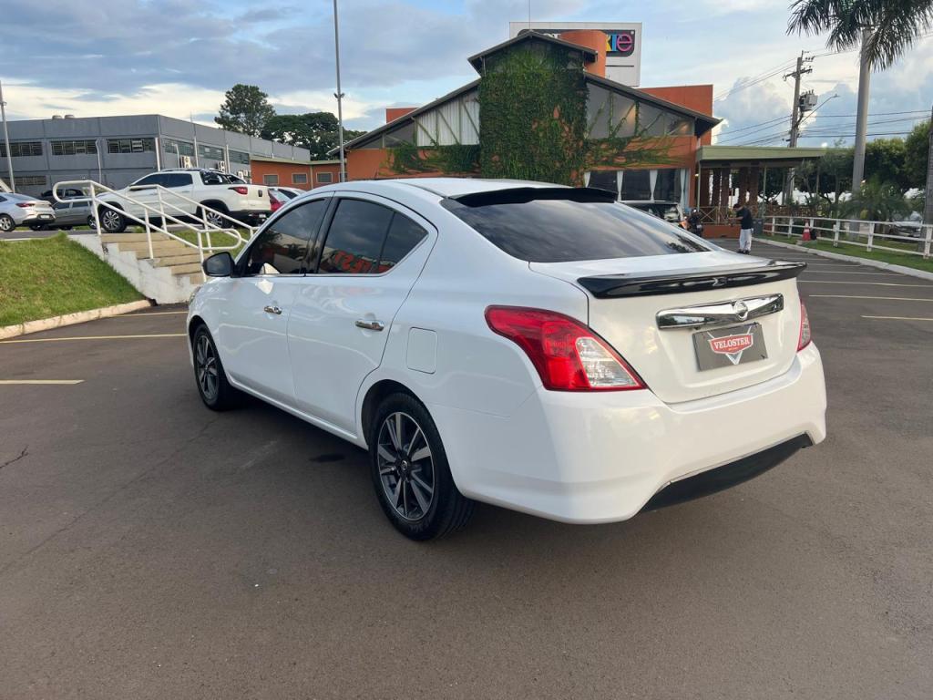 NISSAN Versa Sedan - Foto