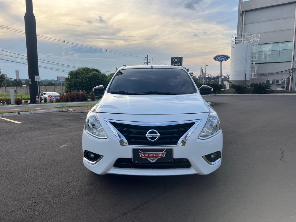 NISSAN Versa Sedan - Foto