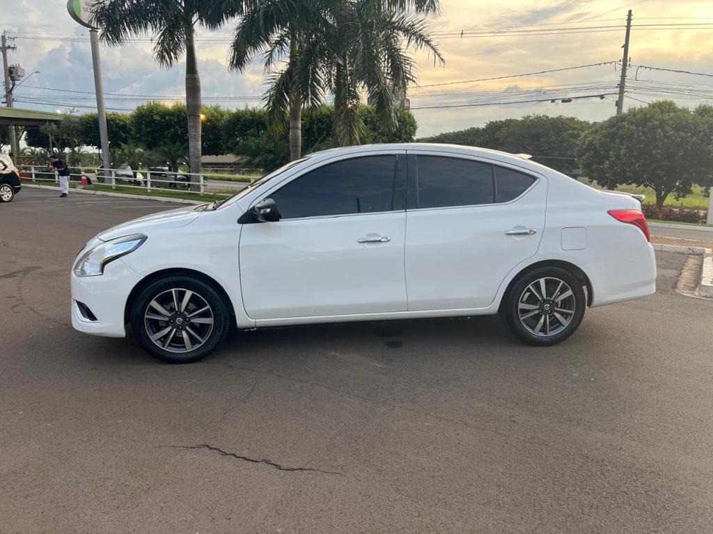 NISSAN Versa Sedan - Foto
