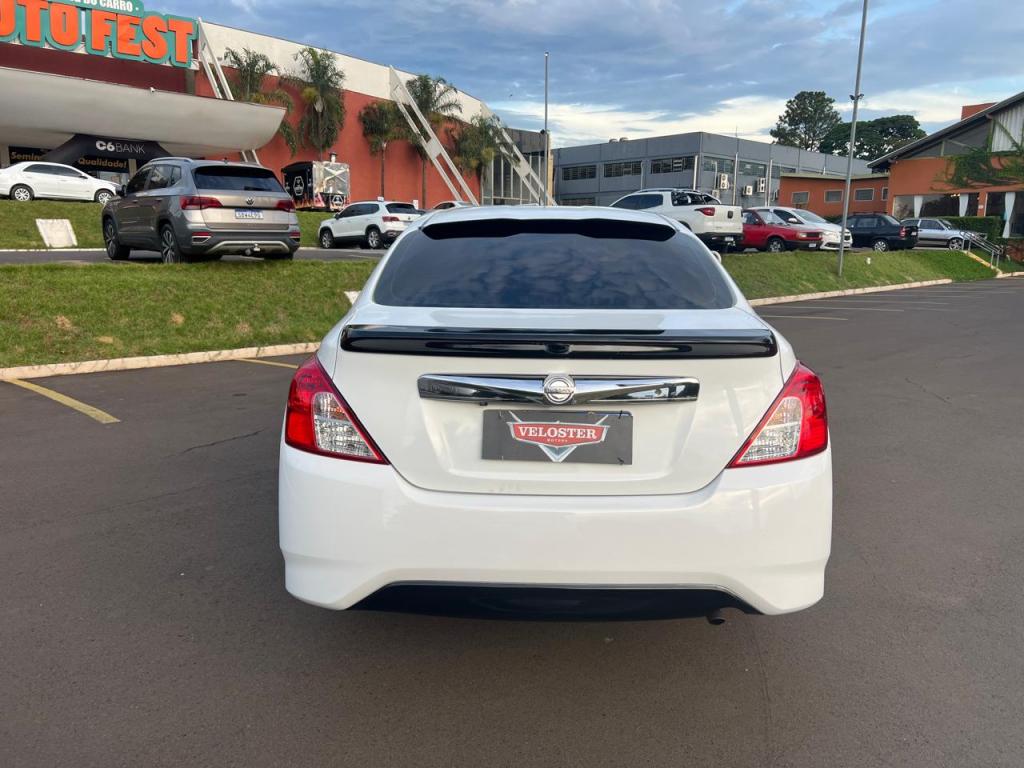 NISSAN Versa Sedan - Foto