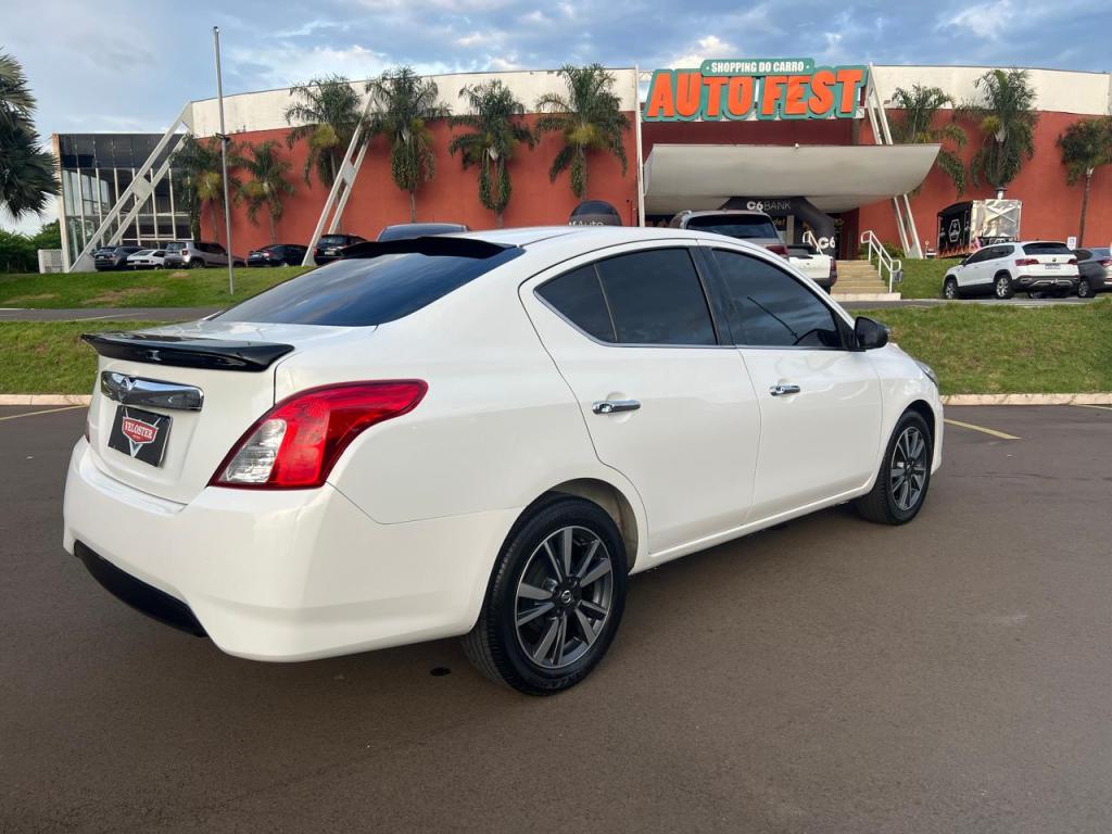 NISSAN Versa Sedan - Foto