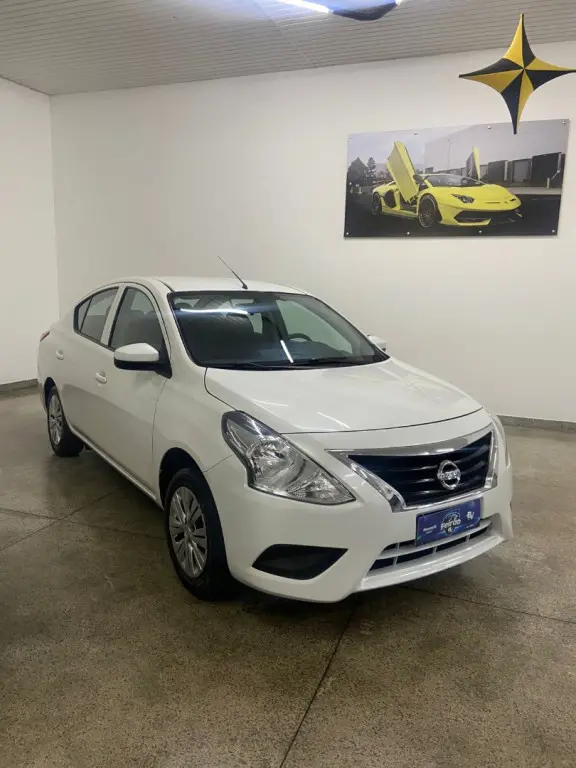 NISSAN Versa Sedan - Foto