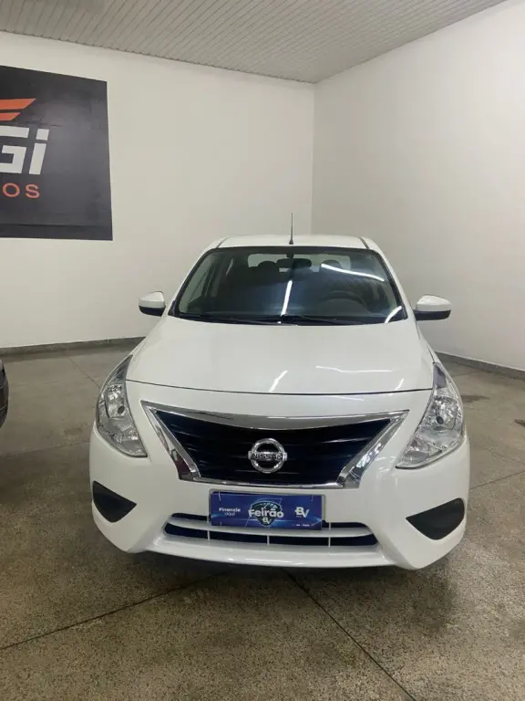 NISSAN Versa Sedan - Foto