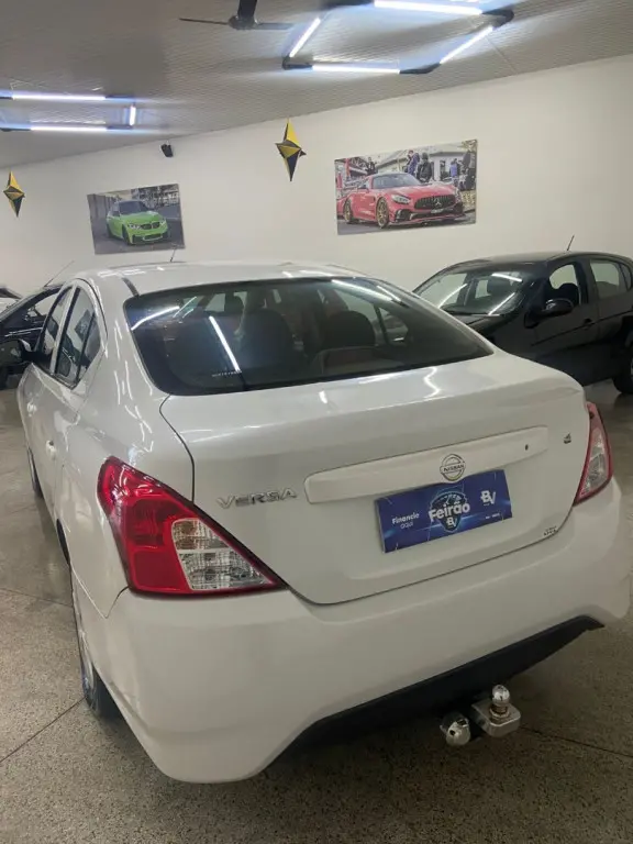 NISSAN Versa Sedan - Foto