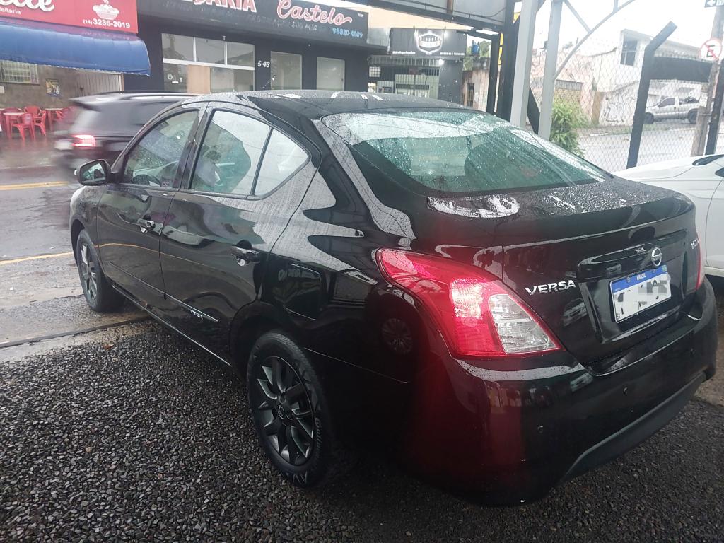 NISSAN Versa Sedan - Foto