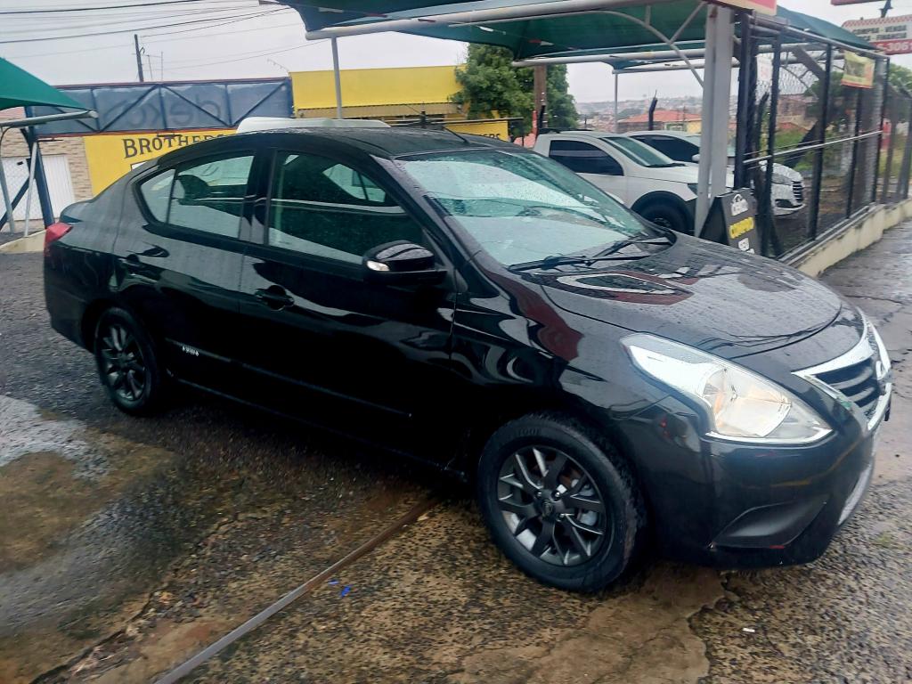 NISSAN Versa Sedan - Foto