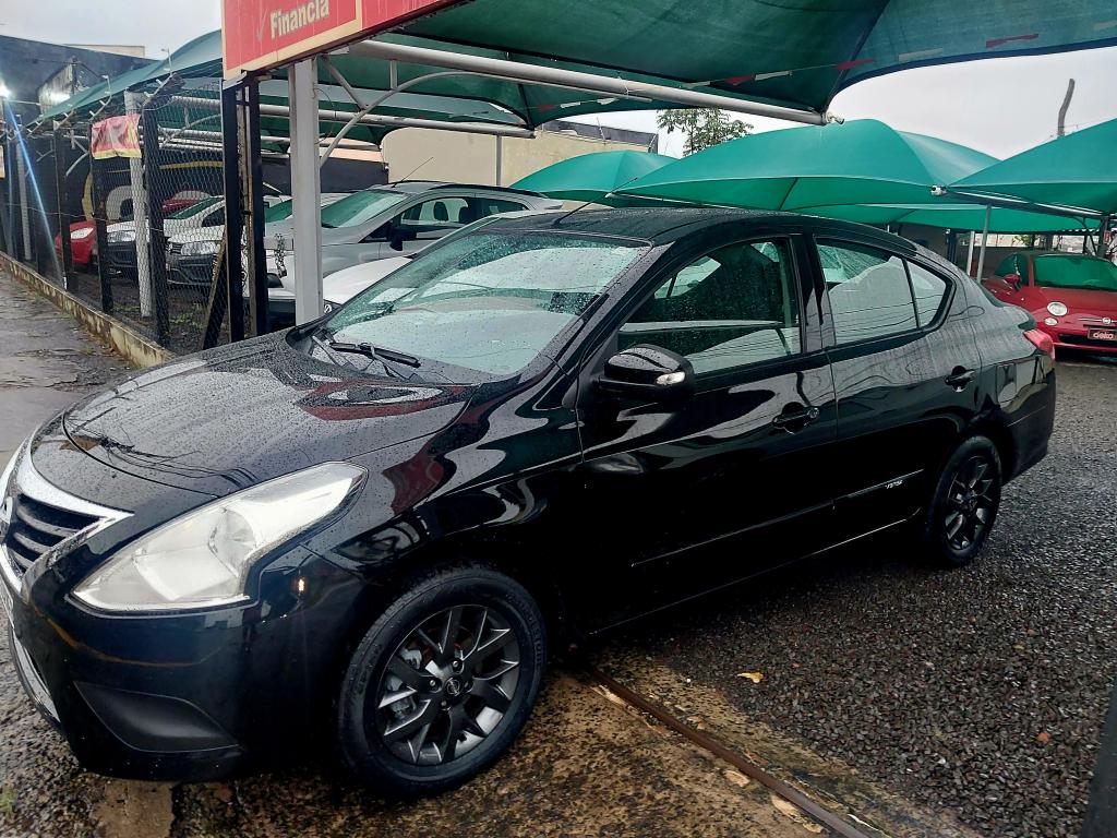 NISSAN Versa Sedan - Foto