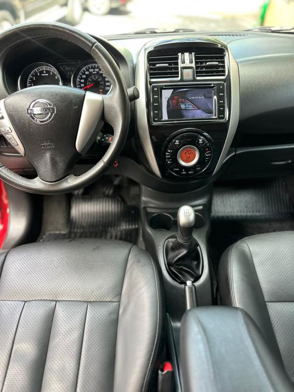 NISSAN Versa Sedan - Foto