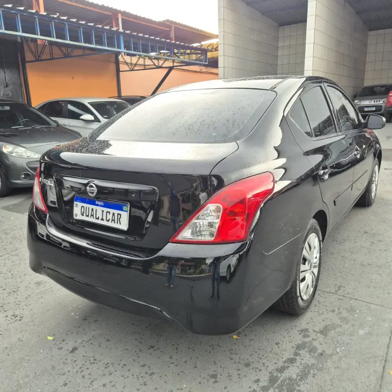 NISSAN Versa Sedan - Foto