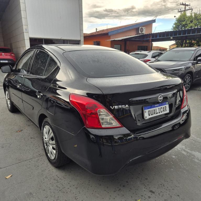 NISSAN Versa Sedan - Foto