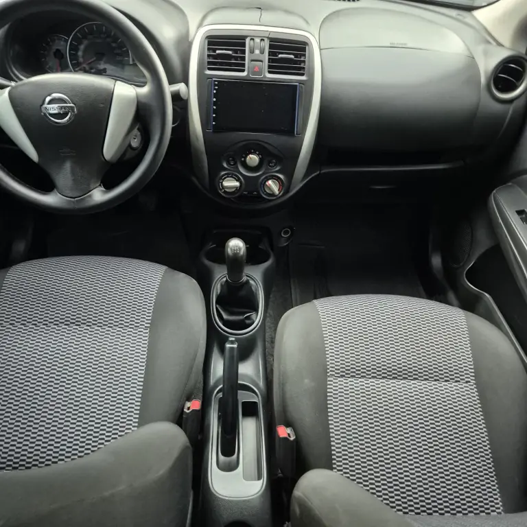 NISSAN Versa Sedan - Foto
