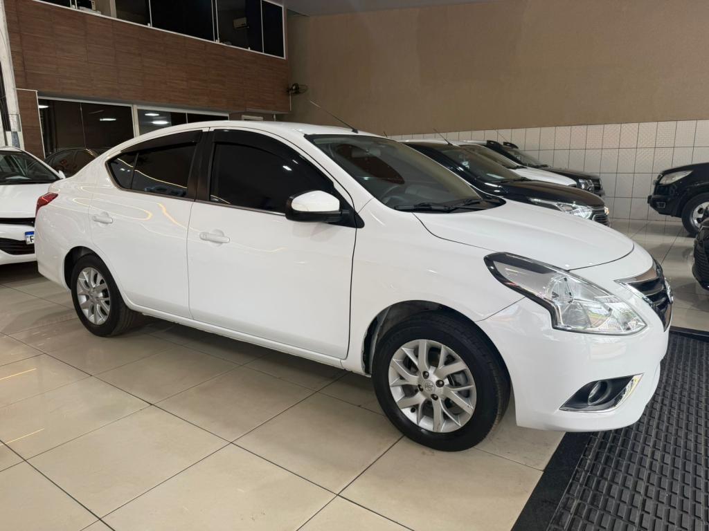 NISSAN Versa Sedan - Foto