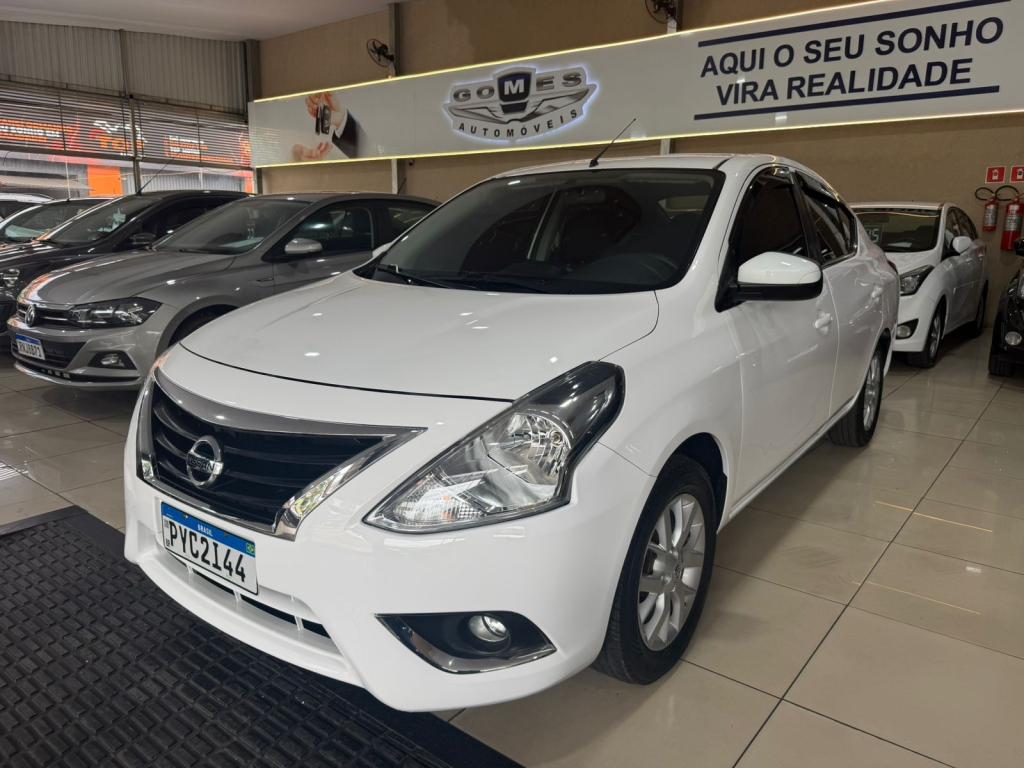 NISSAN Versa Sedan - Foto