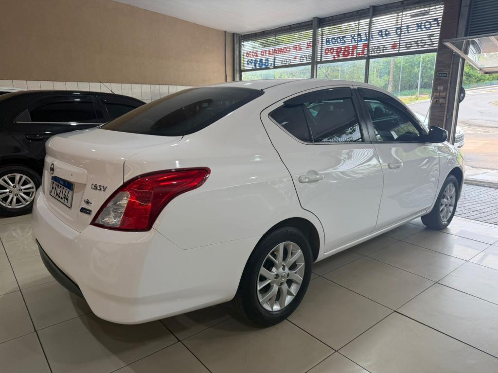 NISSAN Versa Sedan - Foto