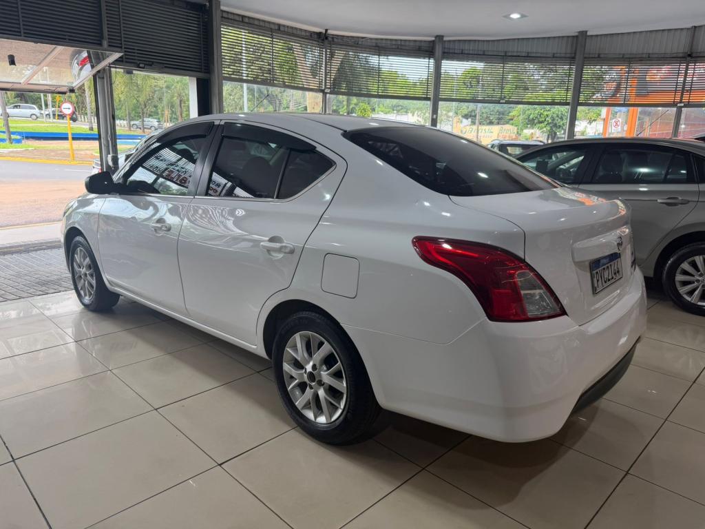 NISSAN Versa Sedan - Foto