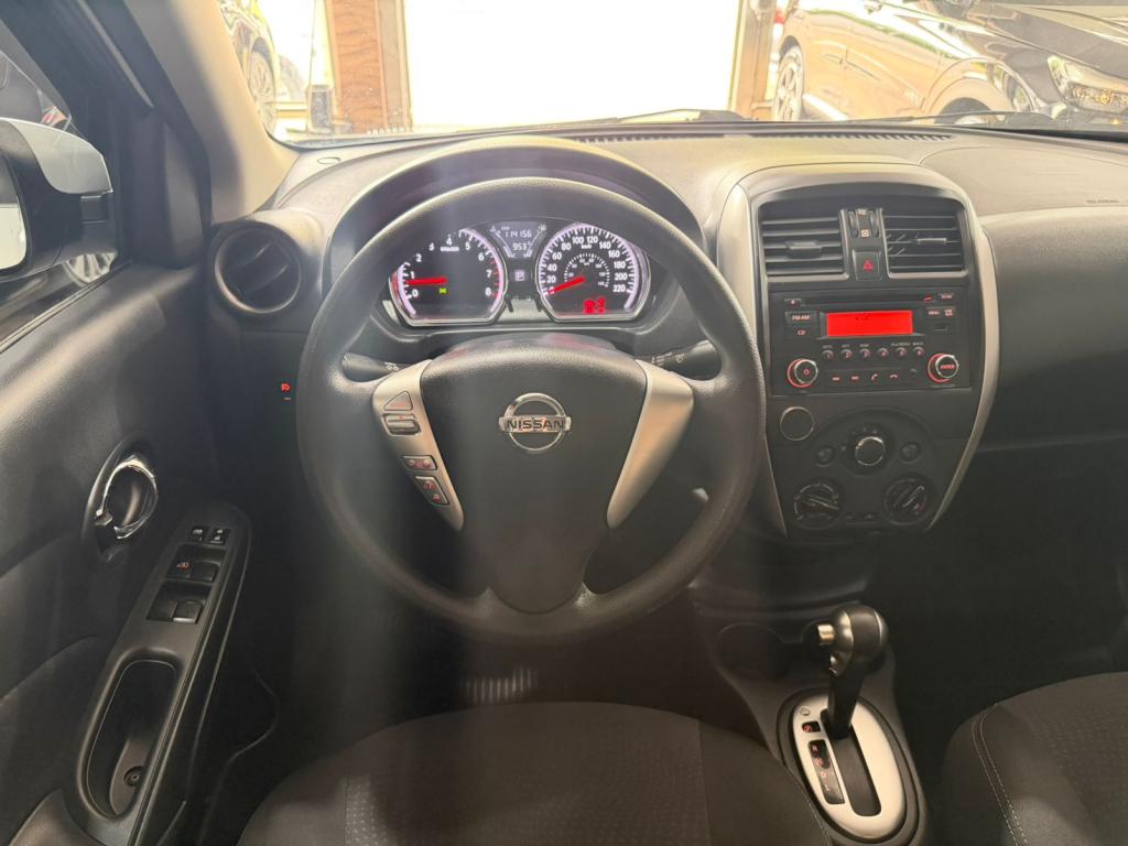 NISSAN Versa Sedan - Foto